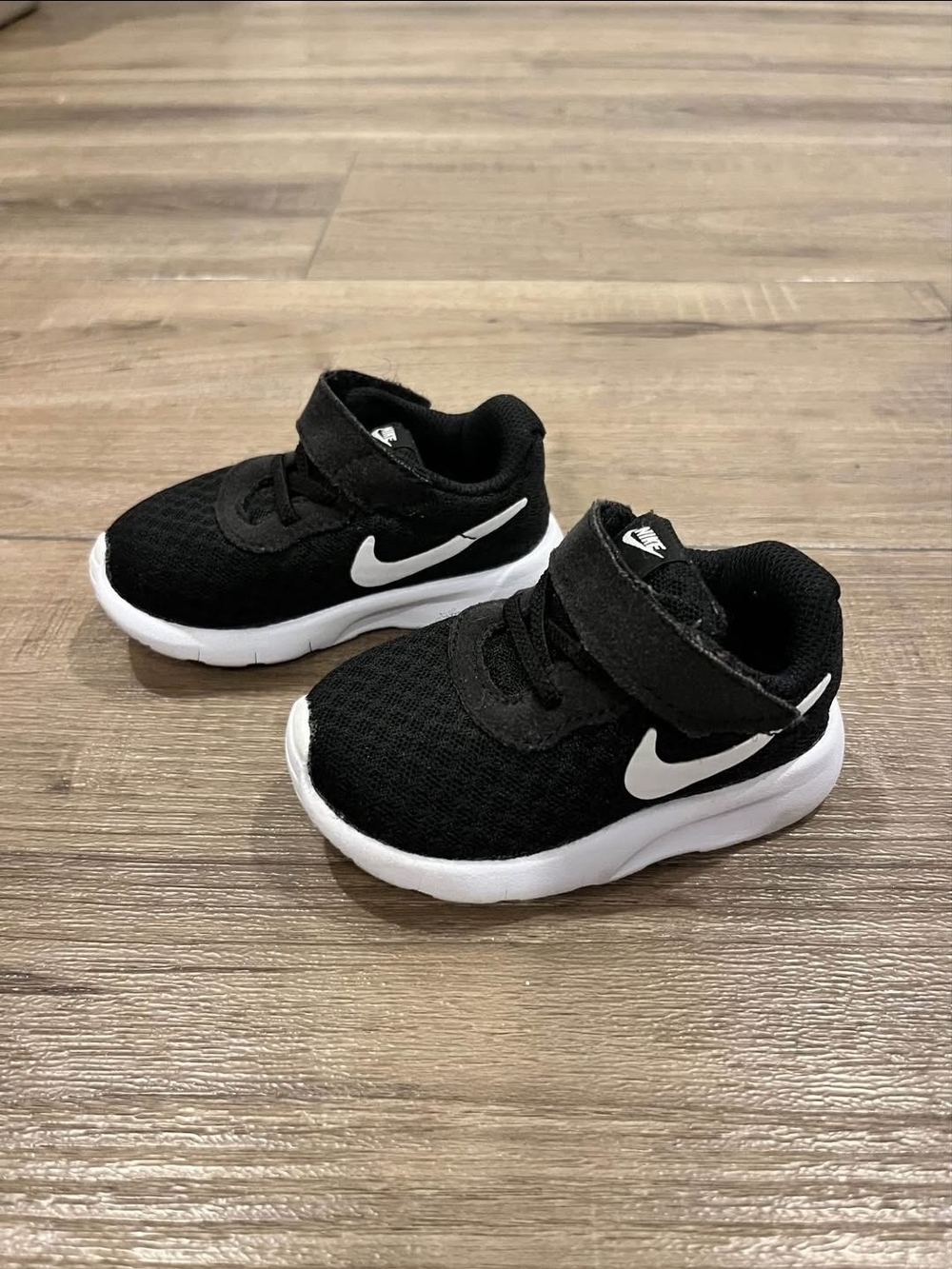 Nike Toddler Baby 4C Black White Velcro Athletic Sneakers Shoes Nike Free GUC